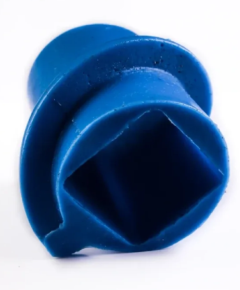 Niebieska tuleja spiralna (widok pod&nbsp;kątem), wykonana z&nbsp;poliuretanu o&nbsp;podwyższonej odporności na&nbsp;ścieranie